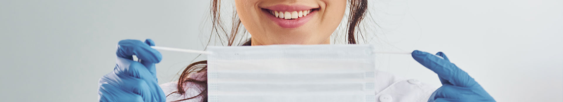 遵循COVID-19安全规范的牙医