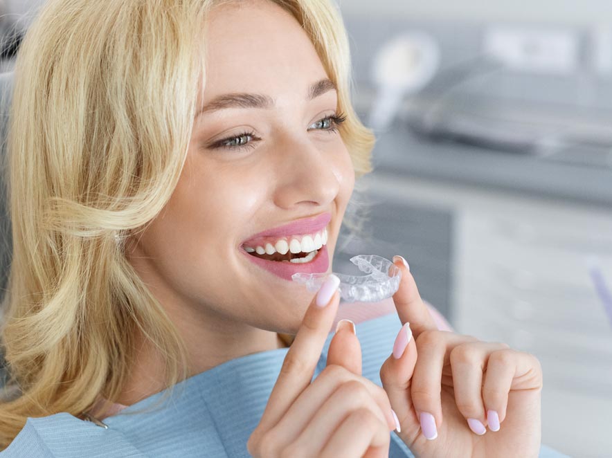 如何使用透明矫正器矫正牙齿