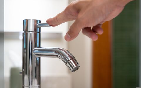 刷牙时关闭水龙头