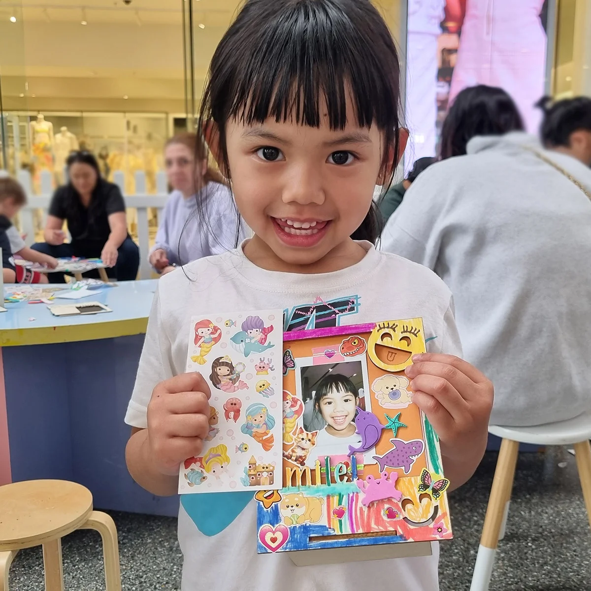 MC Dental在Highpoint购物中心成功举办了"微笑相框"手工日活动