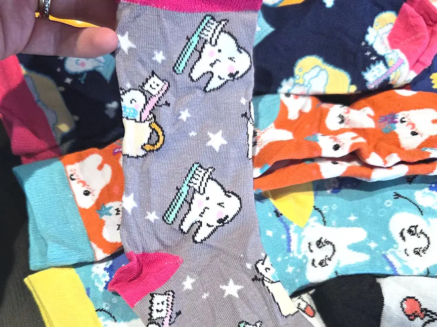 MC Dental 支持"疯狂袜子医生日"