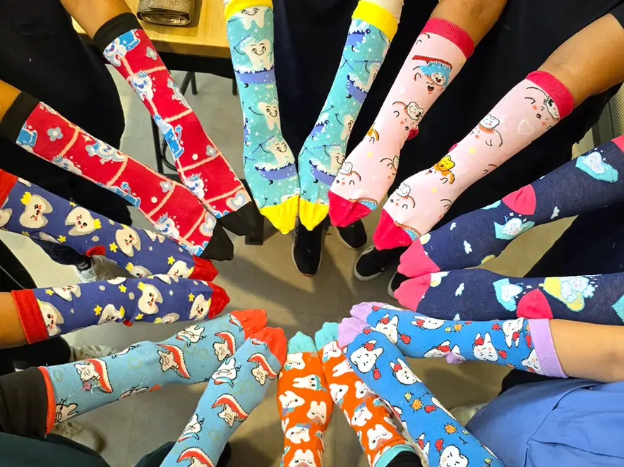 MC Dental 支持"疯狂袜子医生日"